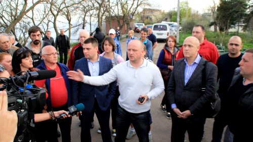Стройка в сквере «Юность»: на ломающих забор активистов напали неизвестные в камуфляже