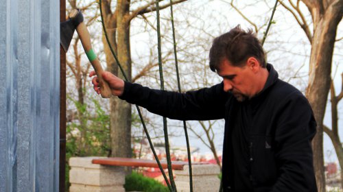Стройка в сквере «Юность»: на ломающих забор активистов напали неизвестные в камуфляже