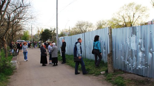 Стройка в сквере «Юность»: на ломающих забор активистов напали неизвестные в камуфляже