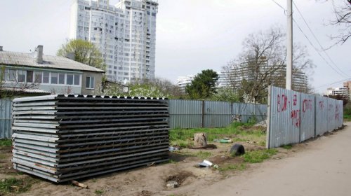 Скандальная стройка в сквере «Юность»: забор сносят