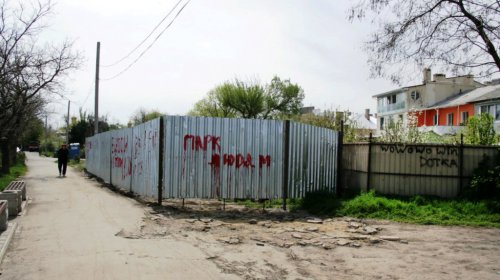Скандальная стройка в сквере «Юность»: забор сносят