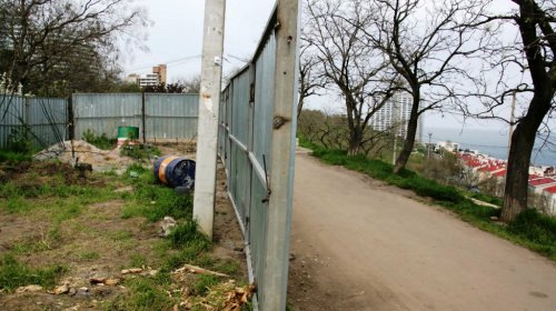 Скандальная стройка в сквере «Юность»: забор сносят
