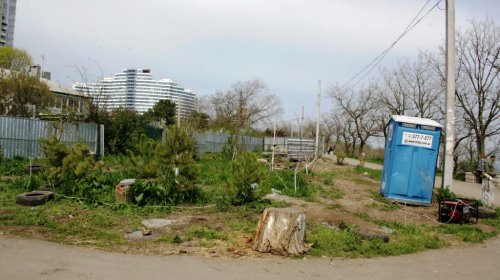 Скандальная стройка в сквере «Юность»: забор сносят