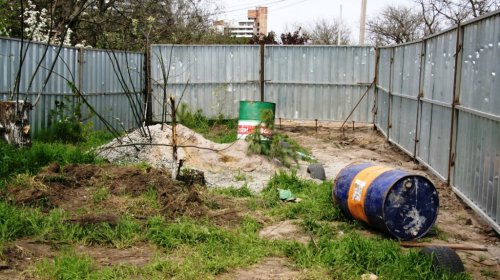 Скандальная стройка в сквере «Юность»: забор сносят