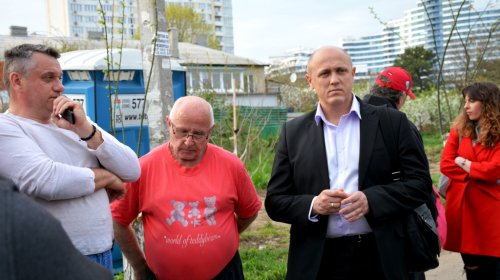 Сквер «Юность»: от незаконной стройки остался биотуалет