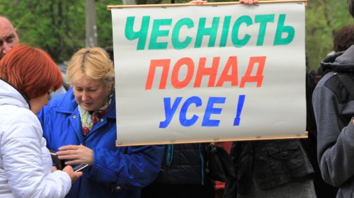 Судьба Дома профсоюзов: под зданием суда пикет и активисты «Самообороны Одессы»