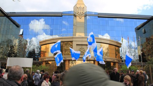 Судьба Дома профсоюзов: под зданием суда пикет и активисты «Самообороны Одессы»
