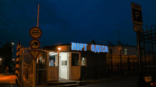 Неоновые вывески украсили проходные Одесского порта