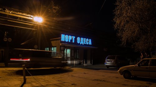 Неоновые вывески украсили проходные Одесского порта