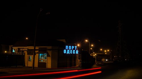 Неоновые вывески украсили проходные Одесского порта