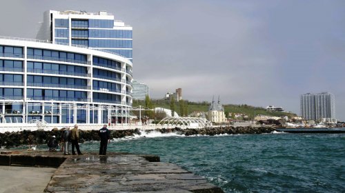 Одесские пляжи: первые купальщики, рыбаки и фотосессии (фоторепортаж)