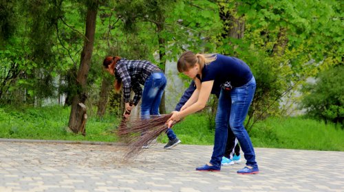 Загорающие черепахи, моделисты и дети: весна в одесских парках (фоторепортаж)