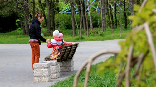 Загорающие черепахи, моделисты и дети: весна в одесских парках (фоторепортаж)