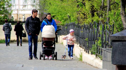 Загорающие черепахи, моделисты и дети: весна в одесских парках (фоторепортаж)