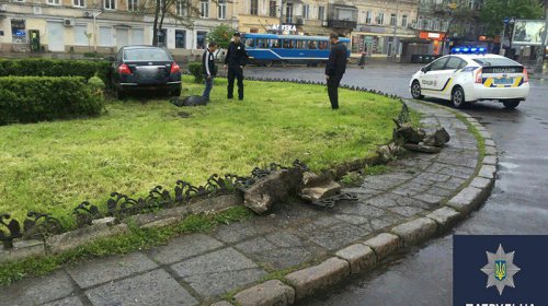 В центре Одессы пьяный водитель вылетел на клумбу