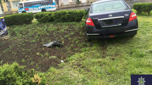 В центре Одессы пьяный водитель вылетел на клумбу