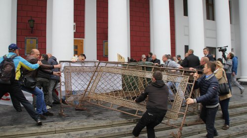 Думская площадь: активисты заблокировали мэрию