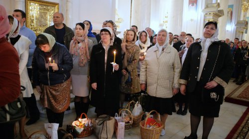 Всенощная служба на Пасху в Свято-Преображенском кафедральном соборе (фоторепортаж)