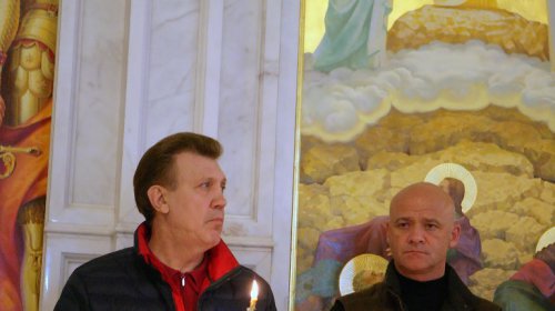 Всенощная служба на Пасху в Свято-Преображенском кафедральном соборе (фоторепортаж)