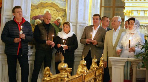 Всенощная служба на Пасху в Свято-Преображенском кафедральном соборе (фоторепортаж)