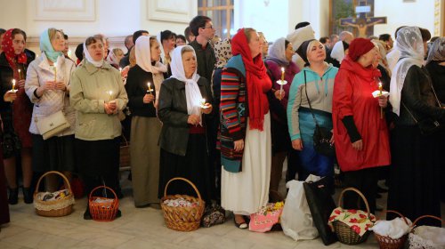 Всенощная служба на Пасху в Свято-Преображенском кафедральном соборе (фоторепортаж)