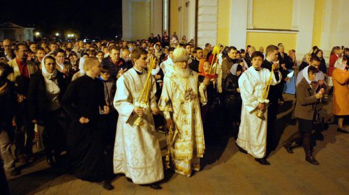 Всенощная служба на Пасху в Свято-Преображенском кафедральном соборе (фоторепортаж)