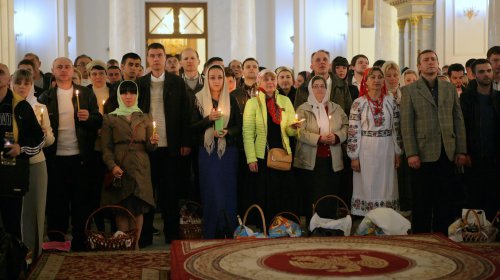 Всенощная служба на Пасху в Свято-Преображенском кафедральном соборе (фоторепортаж)