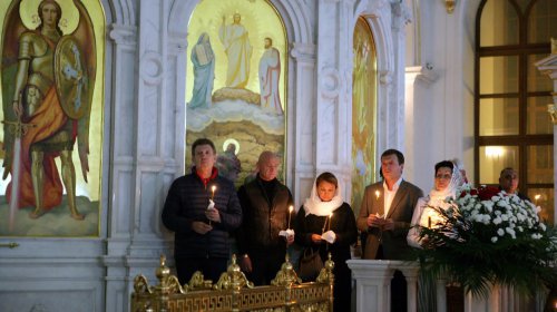 Всенощная служба на Пасху в Свято-Преображенском кафедральном соборе (фоторепортаж)