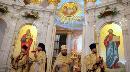 Всенощная служба на Пасху в Свято-Преображенском кафедральном соборе (фоторепортаж)