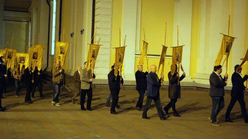 Всенощная служба на Пасху в Свято-Преображенском кафедральном соборе (фоторепортаж)