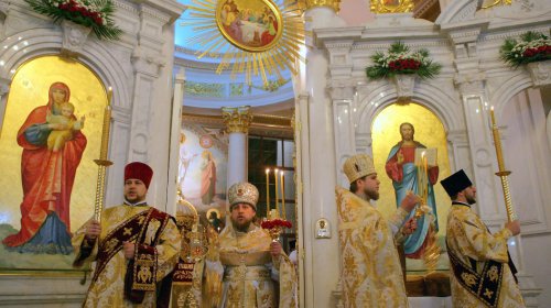 Всенощная служба на Пасху в Свято-Преображенском кафедральном соборе (фоторепортаж)