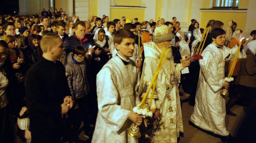 Всенощная служба на Пасху в Свято-Преображенском кафедральном соборе (фоторепортаж)