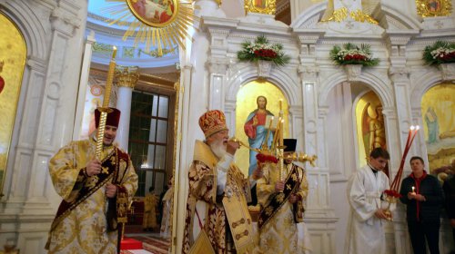 Всенощная служба на Пасху в Свято-Преображенском кафедральном соборе (фоторепортаж)