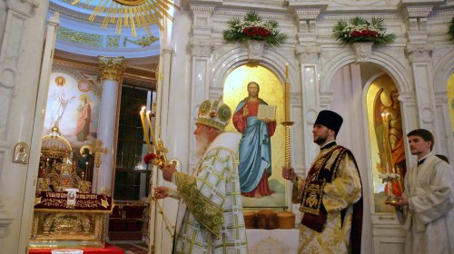Всенощная служба на Пасху в Свято-Преображенском кафедральном соборе (фоторепортаж)