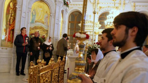 Всенощная служба на Пасху в Свято-Преображенском кафедральном соборе (фоторепортаж)