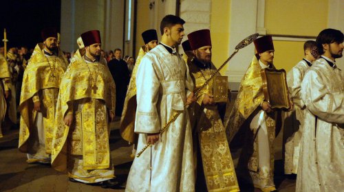 Всенощная служба на Пасху в Свято-Преображенском кафедральном соборе (фоторепортаж)