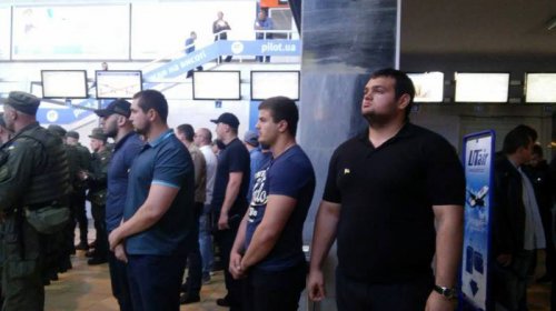 Одесские «автомайдановцы» в аэропорту встречают Бойко