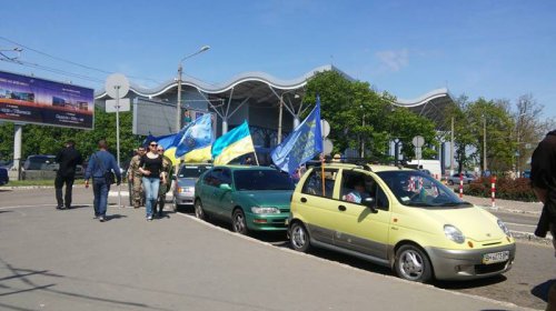 Одесские «автомайдановцы» в аэропорту встречают Бойко