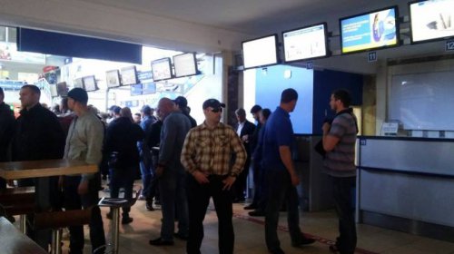Одесские «автомайдановцы» в аэропорту встречают Бойко