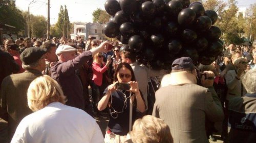 На Куликовом поле выпустили в небо голубей и черные шары