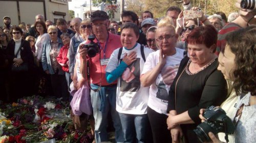 На Куликовом поле выпустили в небо голубей и черные шары