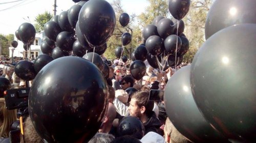 На Куликовом поле выпустили в небо голубей и черные шары