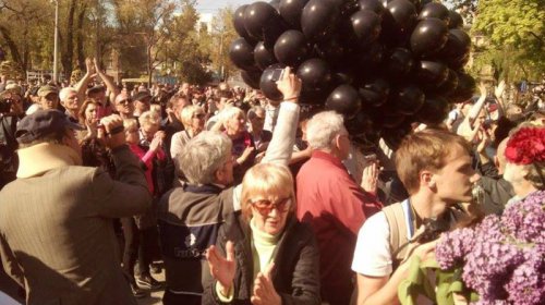 На Куликовом поле выпустили в небо голубей и черные шары