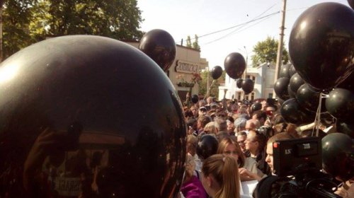 На Куликовом поле выпустили в небо голубей и черные шары