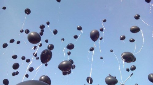 На Куликовом поле выпустили в небо голубей и черные шары