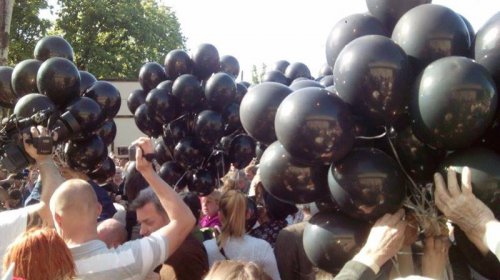 На Куликовом поле выпустили в небо голубей и черные шары