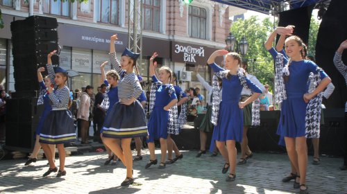 В преддверии Дня Победы в центре Одессы звучат песни военных лет