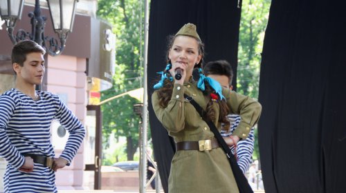 В преддверии Дня Победы в центре Одессы звучат песни военных лет