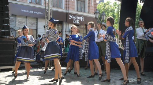 В преддверии Дня Победы в центре Одессы звучат песни военных лет