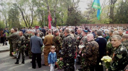 Одесситы торжественно возложили цветы к мемориалу на Аллее Славы